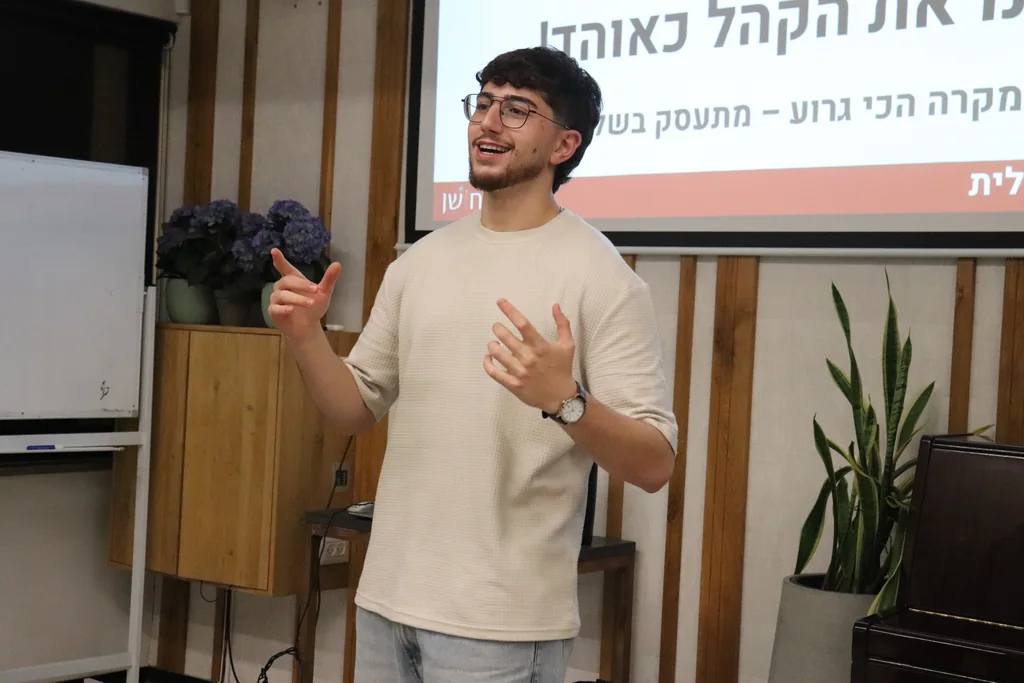 עידן מנחה בחיוך בסדנת חושן בעין כרמל